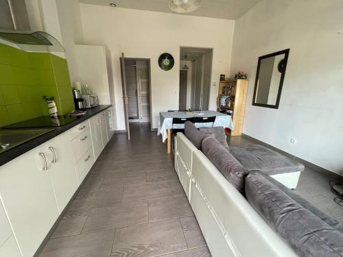 virtuve, Les Lys de Rosie - Maison familiale de plain pied campagne in Boisset-les-Montrond
