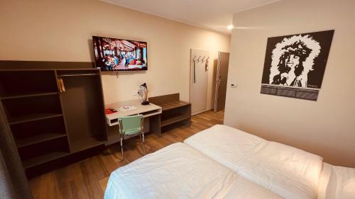 Jukebox Hotel - image 2