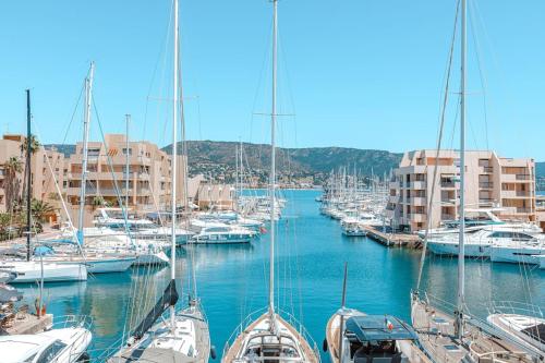 Superbe appartement sur le port de la Favière