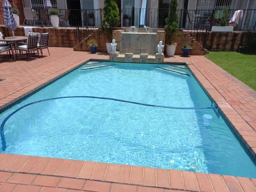 Piscina, The Lakehouse BnB in Brakpan