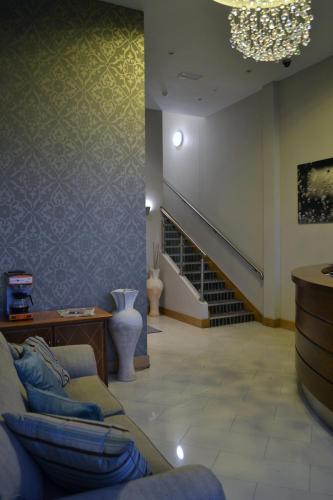 Carrick Plaza Suites and Apartments - 로비