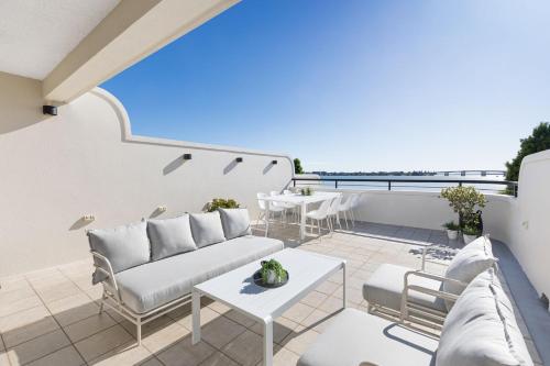 Balcony/terrace, Panoramic Water View Apartment in Sutherland Shire