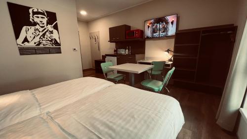 Jukebox Hotel - image 10