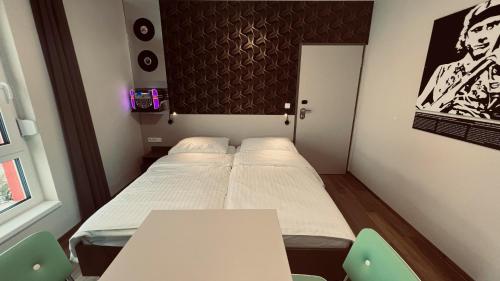 Jukebox Hotel - image 4