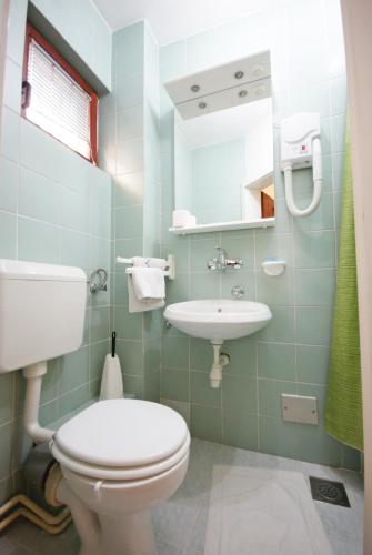 Halvat Guesthouse - image 8