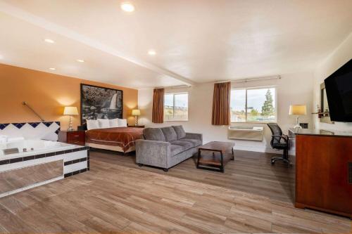 อ่างแช่น้ำร้อน, ซูเปอร์ 8 บาย วินด์แฮม เดอะ ดัลลัส ออริกอน (Super 8 By Wyndham The Dalles Or) in เดอะดัลเลส