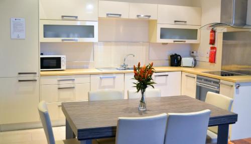 Carrick Plaza Suites and Apartments - 주방