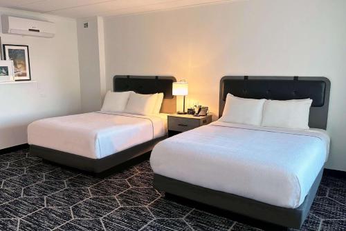 Business Room with Two Queen Beds and Roll-In Shower - Mobility Accessible/Non-Smoking