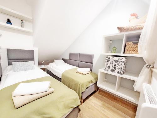 2 twin beds, 1 sofa bed