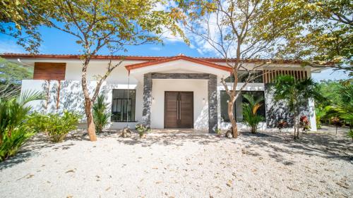 BIG VILLA 3 BEDROOMS, Private swimming pool in center of Tamarindo
