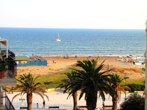 Alsave CaseSicule, Sea View Apartment with Veranda and Terrace, 50 mt from the Beach, Wi-Fi
