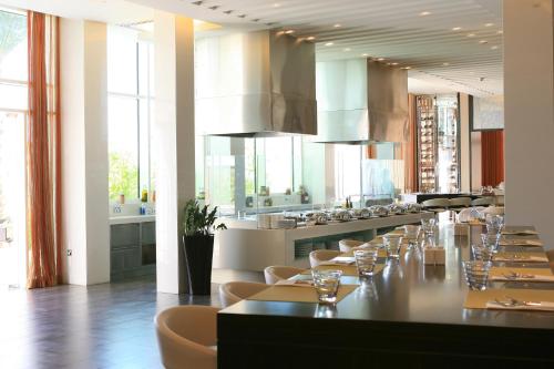Restaurant, Centro Yas Island Hotel in Abu Dhabi