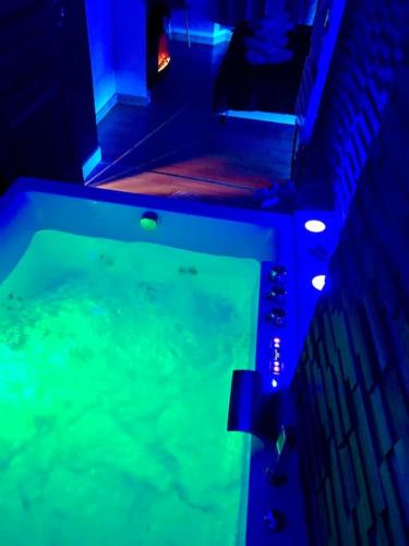 La suite romantique Jacuzzi,parking gratuit,centre