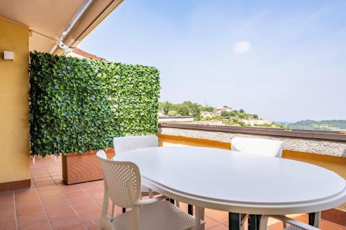 Skats, HOST4U - LISA&MAGGIE Pool Apartments with Beautiful View on Lake of Garda in Muscoline