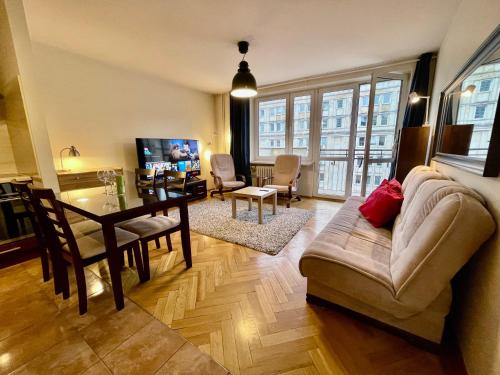RAVEN metro fast WiFi 70’TV Netflix HBOmax AppleTV, Varšava