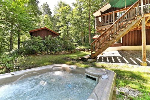 "the SHACK" at Killington- 3BR 1,5BA Remodeled Home, Hot Tub, home in Killington, USA
