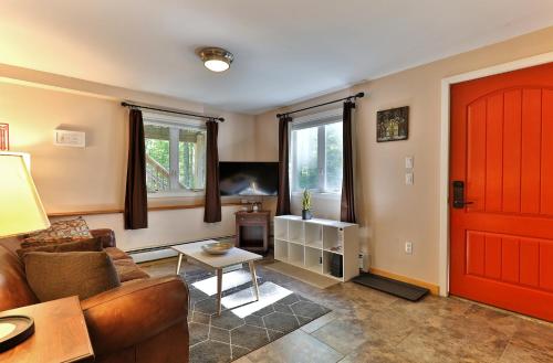 "the SHACK" at Killington- 3BR 1,5BA Remodeled Home, Hot Tub, home in Killington, USA