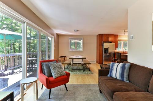 "the SHACK" at Killington- 3BR 1,5BA Remodeled Home, Hot Tub, home in Killington, USA