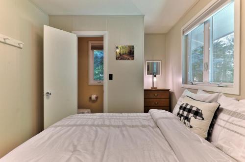 "the SHACK" at Killington- 3BR 1,5BA Remodeled Home, Hot Tub, home in Killington, USA