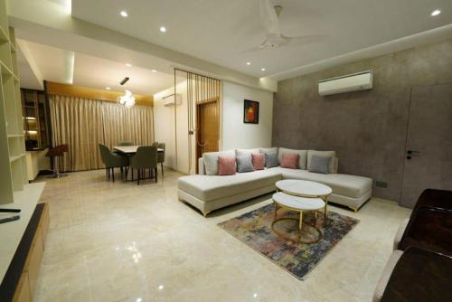 Woodlands Apartment- Fully furnished Luxury Apt