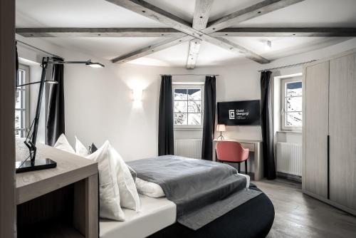 1 queen bed, 1 sofa bed