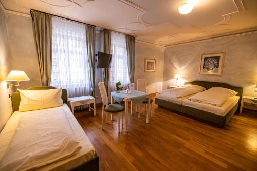 3 twin beds