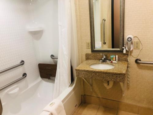 King Room with Mobility Access and Bathtub with Grab Bars - Non-Smoking