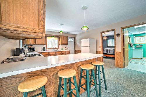 Roscommon Cottage in Huron National Forest! in Roscommon, USA