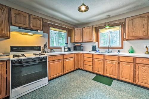Roscommon Cottage in Huron National Forest! in Roscommon, USA