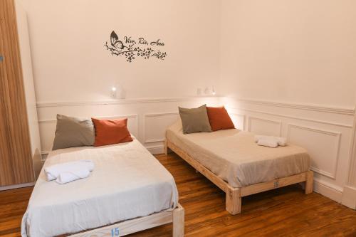 2 twin beds