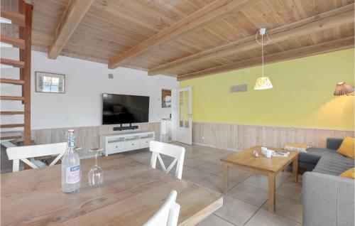 1 Bedroom Beautiful Apartment In Nexø in Snogebaek