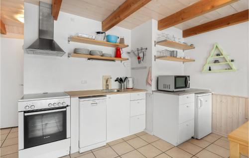 kuhinja, 1 Bedroom Beautiful Apartment In Nexø in Snogebaek