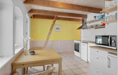 kuhinja, 1 Bedroom Beautiful Apartment In Nexø in Snogebaek
