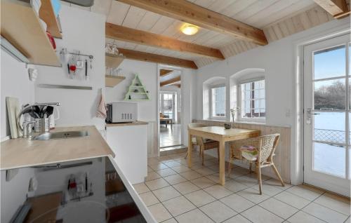 kuhinja, 1 Bedroom Beautiful Apartment In Nexø in Snogebaek