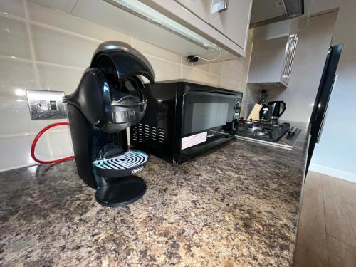 Bright 3 Bedroom Edinburgh City Apt - Tap to explore photos