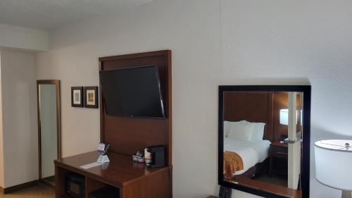 Comfort Suites Cumming - image 11