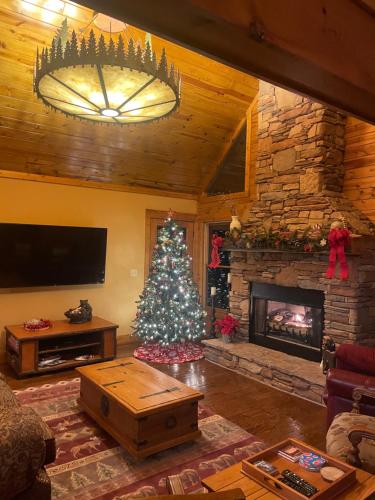 Cozy Creekfront Family Cabin-Pet Friendly -GameRm-Hot Tub