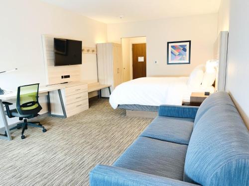 1 king bed, 1 sofa bed