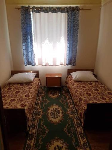 2 twin beds
