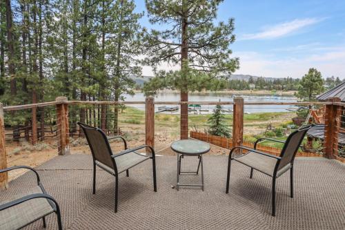 LAKEFRONT RACCOONS DEN - On the Lake in Big Bear Lake, USA