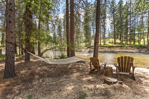 Riverside Winthrop Chalet with Hot Tub and 2 Decks!