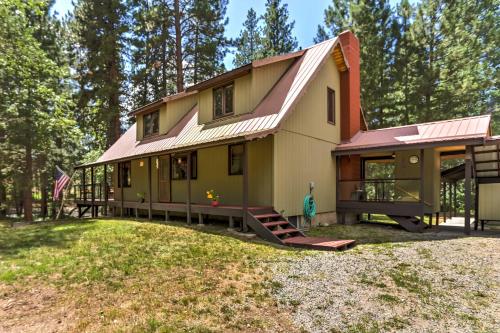 Riverside Winthrop Chalet with Hot Tub and 2 Decks!