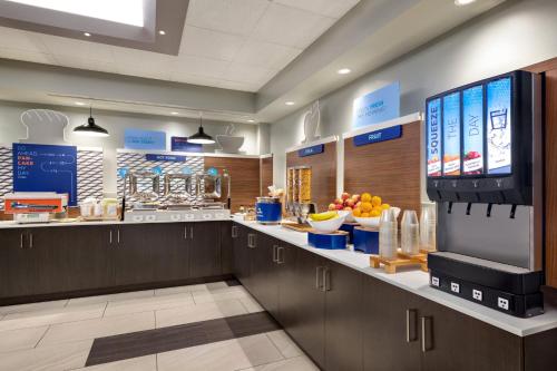 Food and beverages, Holiday Inn Express Vancouver-Metrotown (Burnaby) By IHG in Burnaby (BC)