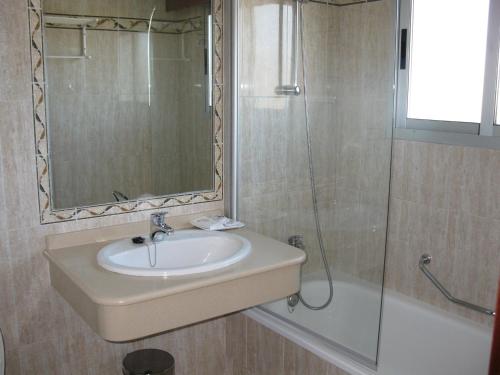 Double or Twin Room image 8