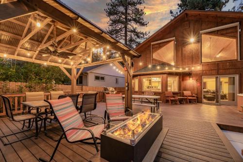 A SNOWMASS HAVEN - EV Charger - Walk to Slopes/lake in Big Bear Lake, USA