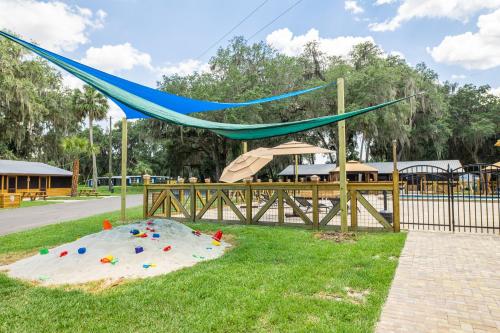 Közös társalgó / TV, Idlewild Lodge and RV Park in Lake Panasoffkee (FL)
