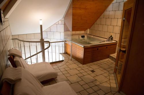 Pezsgőfürdő, Hotel Vacek Pod Vezi in Hradec Kralove