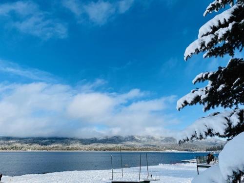 a lake filled with snow next to a mountain, Bear Mountain Retreat by Big Bear Cool Cabins in Big Bear Lake (CA)