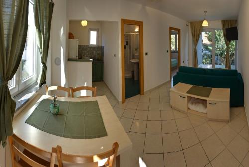 Vis a Vis Apartments - image 2