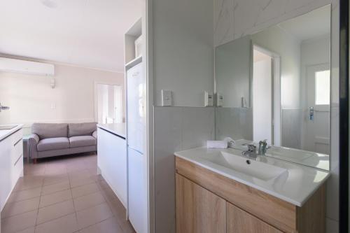 Lake Breeze Motel - image 2